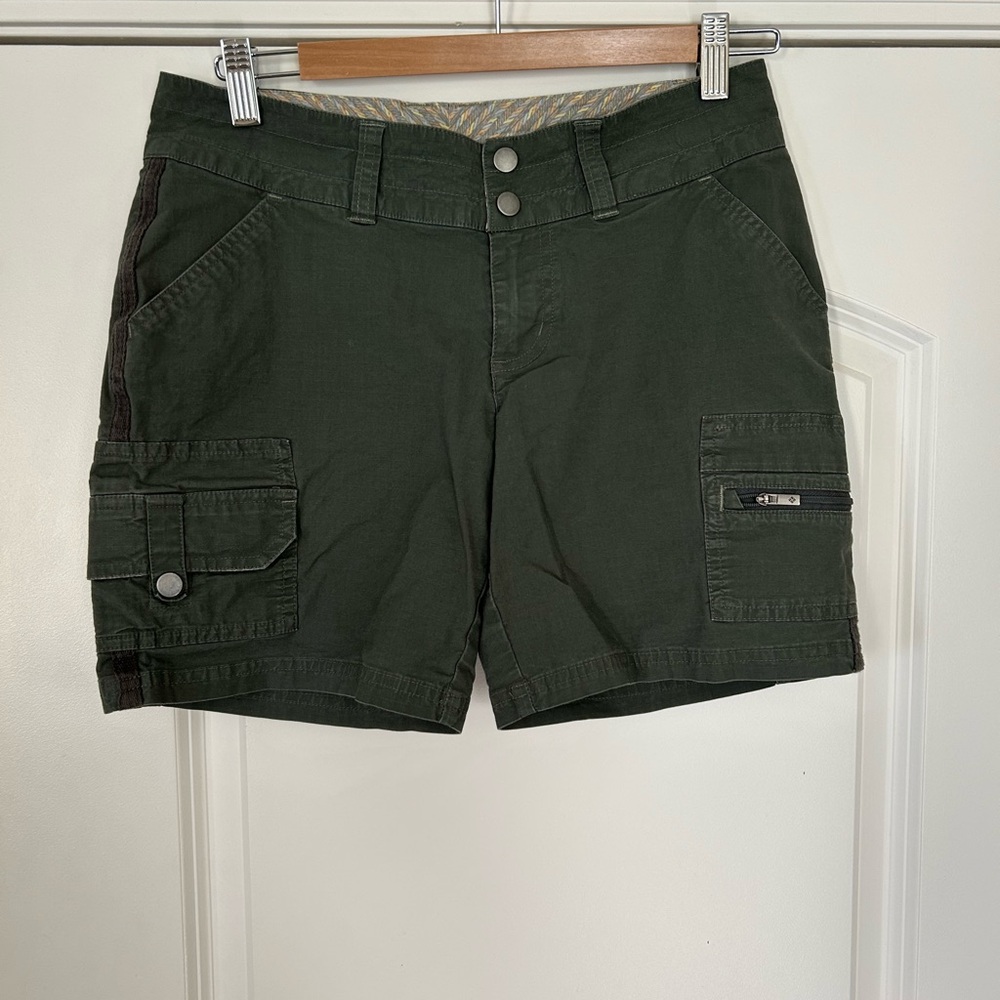 Columbia Green Cargo Shorts with Classic Straight-Leg Cut